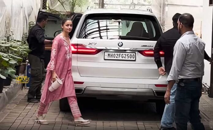 Alia-Bhatt-Spotted-with-her-new-Car-BMW-X7 Alia Bhatt Buys New Car Worth 1.5 Crore - BMW X7