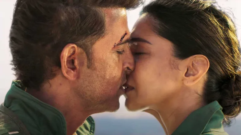 Deepika Hrithik Kissing Scene in Fighter Movie!