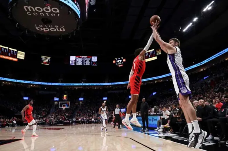 Portland Trail Blazers guard Matisse Thybulle, left, blocks a shot by Sacramento Kings